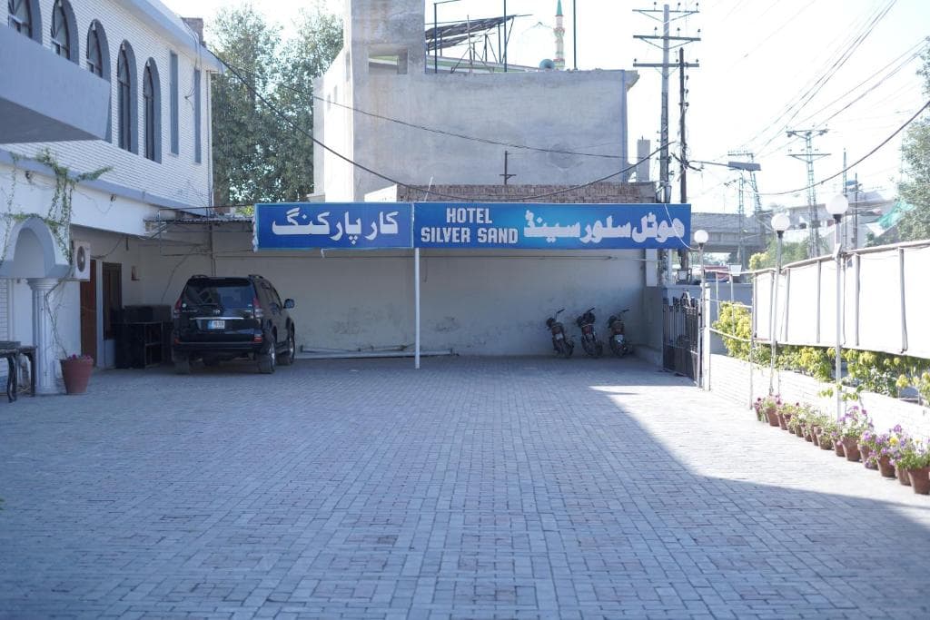 Hotel Silver Sand Multan — Parking